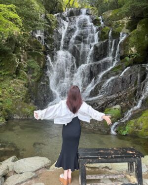 Ayasa Ito Instagram - らかんの湯、最高でした🍊🍮
かなり高温で、ロウリュしがいのあるサウナ🧖‍♀️
有名な真っ白のサウナでは、キューゲルを贅沢にダブル使いするとみかんとハッカのいい香りが…☺️床までアチアチだったからキューゲル必須‼️でした‼️
薪サウナはロウリュ投げが面白すぎた😂薪は個人的に朝に入るのが好きでした🎶
そして外で開放的にととのうことができて最高だったーーー🥹🥹
こりゃあまた"還ってきたくなるサウナ"なわけだ…
夜の茶屋バーも幻想的で最高すぎた🥹
翌日は糸島にもいったよ🎶
次はもうちょいひんやりしてる時期にもいってみたいな！
YouTubeにvlog載せてるからみてみてねー🎶