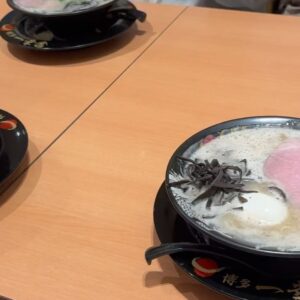 Ayasa Ito Instagram - らかんの湯、最高でした🍊🍮
かなり高温で、ロウリュしがいのあるサウナ🧖‍♀️
有名な真っ白のサウナでは、キューゲルを贅沢にダブル使いするとみかんとハッカのいい香りが…☺️床までアチアチだったからキューゲル必須‼️でした‼️
薪サウナはロウリュ投げが面白すぎた😂薪は個人的に朝に入るのが好きでした🎶
そして外で開放的にととのうことができて最高だったーーー🥹🥹
こりゃあまた"還ってきたくなるサウナ"なわけだ…
夜の茶屋バーも幻想的で最高すぎた🥹
翌日は糸島にもいったよ🎶
次はもうちょいひんやりしてる時期にもいってみたいな！
YouTubeにvlog載せてるからみてみてねー🎶