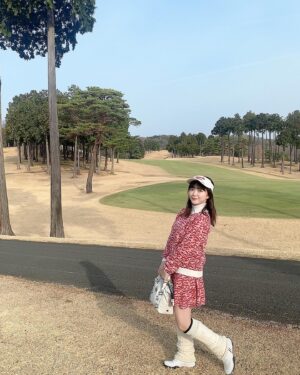 Ayasa Ito Instagram - 最近のゴルフ事情⛳️
私、ついにゴルフクラブを買いました🏌️‍♀️
めーーちゃめちゃ可愛くてお気に入り！また紹介しますね🥳
スコアはまだまだだけど、ラウンドをまわるのはとにかく楽しい✨
広大な緑最高！青空最高！
たまに真っ直ぐスコーンと飛ぶと嬉しい😌💕
かわいいウェアでテンションも上がるし😘
チームYでも行きたいなあ〜ゴルフ仲間増やしたい⛳️
今年はたくさんまわるで🙆‍♀️妹よ、運転は頼んだ…🤝

一枚目
サンバイザー @samantha_golf 
セットアップ @junandrope 
レッグウォーマー @junandrope 
シューズ @callawayapparel_japan 
バッグ @callawayapparel_japan 

二枚目
帽子 @snidel_official 
もこもこベスト @waacjapan_official 
スカート @junandrope 
レッグウォーマー @junandrope 
シューズ @callawayapparel_japan 

#ゴルフ #golf
#初心者ゴルファー 
#ゴルフ女子 というやつですね🌷