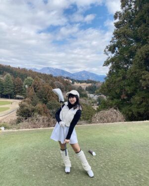 Ayasa Ito Instagram - 最近のゴルフ事情⛳️
私、ついにゴルフクラブを買いました🏌️‍♀️
めーーちゃめちゃ可愛くてお気に入り！また紹介しますね🥳
スコアはまだまだだけど、ラウンドをまわるのはとにかく楽しい✨
広大な緑最高！青空最高！
たまに真っ直ぐスコーンと飛ぶと嬉しい😌💕
かわいいウェアでテンションも上がるし😘
チームYでも行きたいなあ〜ゴルフ仲間増やしたい⛳️
今年はたくさんまわるで🙆‍♀️妹よ、運転は頼んだ…🤝

一枚目
サンバイザー @samantha_golf 
セットアップ @junandrope 
レッグウォーマー @junandrope 
シューズ @callawayapparel_japan 
バッグ @callawayapparel_japan 

二枚目
帽子 @snidel_official 
もこもこベスト @waacjapan_official 
スカート @junandrope 
レッグウォーマー @junandrope 
シューズ @callawayapparel_japan 

#ゴルフ #golf
#初心者ゴルファー 
#ゴルフ女子 というやつですね🌷