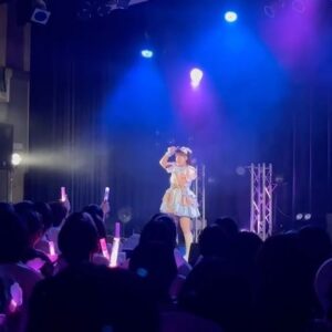 Ayasa Ito Instagram - 7月のあたまとおしりであやさんきゅ〜サンドな今月❕
無事に8日の京都公演が終了しました✨
どの曲が印象に残っていますか？🤍
30日東京も待ってるよ〜〜！！
ぜひお友達を連れて遊びにきてね🥰