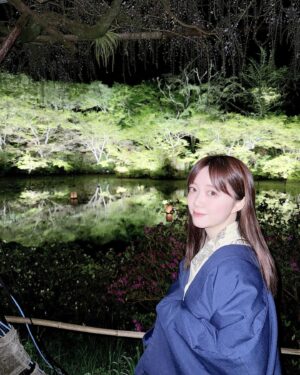Ayasa Ito Instagram - らかんの湯、最高でした🍊🍮
かなり高温で、ロウリュしがいのあるサウナ🧖‍♀️
有名な真っ白のサウナでは、キューゲルを贅沢にダブル使いするとみかんとハッカのいい香りが…☺️床までアチアチだったからキューゲル必須‼️でした‼️
薪サウナはロウリュ投げが面白すぎた😂薪は個人的に朝に入るのが好きでした🎶
そして外で開放的にととのうことができて最高だったーーー🥹🥹
こりゃあまた"還ってきたくなるサウナ"なわけだ…
夜の茶屋バーも幻想的で最高すぎた🥹
翌日は糸島にもいったよ🎶
次はもうちょいひんやりしてる時期にもいってみたいな！
YouTubeにvlog載せてるからみてみてねー🎶