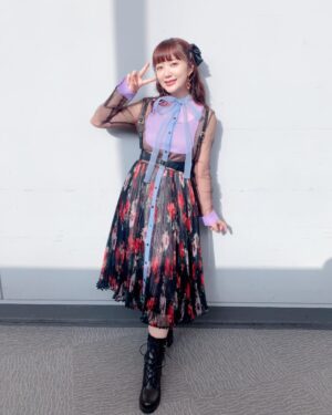 Ayasa Ito Instagram - ❤️声優紅白合戦🤍
華やかでいつもの私の好きなテイストを入れつつ、どこかひとつカッコいいハードな要素が欲しいです！とお願いしたの衣装✨
メイクはキラめき〜なスターな感じにしてもらいました🌟🌟
豪華な一日だったなあ…✨
前日に横浜スカイスパ行けたのも最高でした✌️好きなサウナトップ3に入るな。