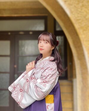 Ayasa Ito Instagram - 時は大正ロマネスク🎵🎵
#わいコレ のソロカットで袴姿になりました🌸
はいからさん気分でめちゃくちゃテンション上がった〜〜👆
華優希さんリスペクトの髪型で、初演のくるくるハーフアップにしました✨
まだまだまだ見ぬ自分を見てみたい〜〜