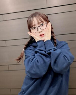 Ayasa Ito Instagram - 春よ、はよ来ーーい！！！
冬はらくちんな格好ばっかしちゃうのなぁぜなぁぜ

#私が95期生だった日の私服です
#そんな日はありませんが…
#そんな気分になれちゃうね
#スカートもユニクロ
#こちら2月の私