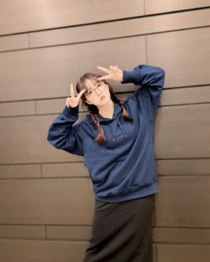 Ayasa Ito Instagram - 春よ、はよ来ーーい！！！
冬はらくちんな格好ばっかしちゃうのなぁぜなぁぜ

#私が95期生だった日の私服です
#そんな日はありませんが…
#そんな気分になれちゃうね
#スカートもユニクロ
#こちら2月の私