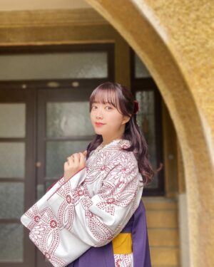 Ayasa Ito Instagram - 時は大正ロマネスク🎵🎵
#わいコレ のソロカットで袴姿になりました🌸
はいからさん気分でめちゃくちゃテンション上がった〜〜👆
華優希さんリスペクトの髪型で、初演のくるくるハーフアップにしました✨
まだまだまだ見ぬ自分を見てみたい〜〜
