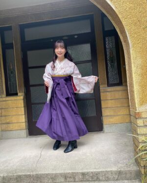 Ayasa Ito Instagram - 時は大正ロマネスク🎵🎵
#わいコレ のソロカットで袴姿になりました🌸
はいからさん気分でめちゃくちゃテンション上がった〜〜👆
華優希さんリスペクトの髪型で、初演のくるくるハーフアップにしました✨
まだまだまだ見ぬ自分を見てみたい〜〜