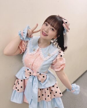 Ayasa Ito Instagram - デビュー10周年記念ライブ『あやさんきゅ〜！』
たくさんの応援ありがとうございました🌸
感謝の気持ちを単独ライブという形で皆さんにお届けすることができて本当によかった！
10年分の想いをMAXに詰め込んだライブになったと思うのですが、、まずセトリ！
本当に選ぶのが難しかった…！
今まで演じて歌ってきたキャラソンたちをできる限り歌いたい！と、日替わり曲やメドレー形式で詰めに詰め込み！お優しい関係者の皆様のおかげで豪華すぎるセットリストができました…！
本当にありがとうございます😭🌸

デビュー直後の楽曲から最新の楽曲まであったと思うのですが、特に昔の曲は最近好きになってくれたあやサーさんは聴く機会があまり無かったと思うのね。

そんな方にもこんな素敵なキャラクターたちがいるよ〜！って知ってもらえたり、はたまた映像や音源で楽しんでくれていた楽曲を生で回収できたり！(笑)
そして昔から知ってくださっている方は懐かしんでもらえて、こんな機会じゃないと出来ないようなあやサーさんひとりひとりに響くライブ、セトリにしたかったのです！
メドレーのところなんか特に細かいこだわりが！
普段2番は歌ってないから2番からとか、わざぽぴの有咲のパート歌ってからそのタイトルの楽曲歌うとか！笑
10周年ライブでしかできないようなスペシャルなセトリでした👑
そんなスペシャルでありハードなセトリだったので、体力や色んなものとの戦いもあり準備もやることがたくさん！👊
元々振りがあるものは振り起こしして、ないものは自分なりに動きをつけてみて…スタジオで練習するか、ライキンばっかりしてた6、7月でした🤣
そして迎えた本番。たくさん練習したから緊張は全然しなかったんだけど、やっぱり不安はあったんです。
お客さん来てくれてるのかな？とか😂セトリ楽しんでもらえるかな？とか！
でもステージに立ったらそんなことは杞憂でした！
みんなキラキラの笑顔で待っててくれて、一曲一曲驚いて楽しんでくれて…
きゃーー！とかうおーー！とかフーー！ってたくさん声援くれて…！時には涙してくれる方もいて…！グッズも着てくれて持っててくれてカワイスギて…！
愛しかなかったなあの空間…🥲
私もキャラクターや作品のことを思い出しながらパフォーマンスして愛おしい時間を噛み締めていました。
MCも自分が予想してたより面白時間で😂みんなめちゃ面白かったよね🤣
家族とか関係者の皆さんにもMC1番褒められた(なぁぜなぁぜ…)
改めて深い愛情で包み込んでくれたあやサーの皆さん、本当にありがとうございました！
お花も本当にありがとう…！💐会場に入ってズラーっと並んでいる綺麗なフラスタに本当に驚いたし、おひとりおひとりの気持ちが伝わってきて感動でした🥹
みんないつだって笑顔でいてくれたら嬉しいなぁって思う、ずっと大切な存在です！🌸
そして、このような素敵な機会をくださった太郎さんはじめあやさんきゅ〜！チームの皆さん本当にありがとうございました✨
あやサーのみんなに喜んでもらいたい一心で、一緒に楽しみながら準備くださって感謝しかありません…！🥲
ライブ当日も袖や客席から一緒に盛り上がってくれて心強かったなあ🥹✨
ライブ後SNSの感想を見ていてもスタッフさんの愛情を感じてくださっているのが、嬉しくて嬉しくて…！
また何か一緒にお仕事できますように✨
そんなわけで…10周年記念ライブが終わったら次は生誕祭ー！まだまだ感謝させておくれ！笑
あやさんきゅ〜！があなたの心に残るライブになっていたら嬉しいです💌
これからもよろしくね！！✌️😉