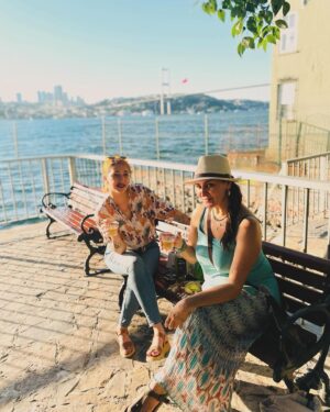 Ayça İnci Instagram - Memories go, stay photos 🍇🥂🩵