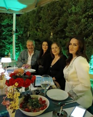 Ayça İnci Instagram - Hepinizi kalplerinizden ruhlarınızdan yanaklarınızdan öpüyorum. Bu yıl 30/04/2024 doğumgünüme gelen gelmeyen bazı nedenlerden dolayı gelmek isteyen ama gelemeyen. @pnargonul13 @a.turktekin @guldestan @berberoglu.ezgi @canan.erginn @mesuterginofficial herkese sevgiler Sizler de benimleydiniz gönül bağımız ile .. 😜😘❤️✌🏻Öncelikle çekirdek ailem @cigkarakoc @inci.murat @aycininci @gokhansesen  ve bu sene bize  kapılarını açan doğumgünümü organize eden kaldığımız üç gün boyunca dostlukları tatlı sohbetleri misafirperverlikleri ile gönülleri fetheden dilerim ki bir ömür hayatımda olsunlar hepimizin doğumgünlerini beraber kutlayalım 😘😇 Can’larım @veysel_ahiska @slnbnr ve işletmede ki çalışan ilgili  güler yüzlü ekip lezzetli mutfak tertemiz odalar @megaronhomes  Bizi çok güzel ağırladınız . Ayrıca doğumgünümün ertesi günü bizi öğle yemeğinde ve kahve sohbetinde misafir eden @leylasunerr @cincinellaa @cundaoteli 💓💕💐Doğumgünüme gelen ve hediyeler getiren  tüm dostlarım @mel4k @kazimgok34 @hakanatalaay @emrekvlcm @leylasunerr @sabasuner @julideakderin @yildizkrallllll @grkembygn @ikikisilikrestoran @cygnu.ss @akman_invest_cars @ulkuahiska @iilaydaakal 
Herkese çok teşekkür ederim sağolun var olun 🙏🏻🧿🍀🌈💫🌙🌸