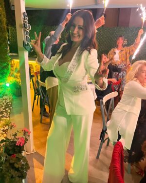 Ayça İnci Instagram - Hepinizi kalplerinizden ruhlarınızdan yanaklarınızdan öpüyorum. Bu yıl 30/04/2024 doğumgünüme gelen gelmeyen bazı nedenlerden dolayı gelmek isteyen ama gelemeyen. @pnargonul13 @a.turktekin @guldestan @berberoglu.ezgi @canan.erginn @mesuterginofficial herkese sevgiler Sizler de benimleydiniz gönül bağımız ile .. 😜😘❤️✌🏻Öncelikle çekirdek ailem @cigkarakoc @inci.murat @aycininci @gokhansesen  ve bu sene bize  kapılarını açan doğumgünümü organize eden kaldığımız üç gün boyunca dostlukları tatlı sohbetleri misafirperverlikleri ile gönülleri fetheden dilerim ki bir ömür hayatımda olsunlar hepimizin doğumgünlerini beraber kutlayalım 😘😇 Can’larım @veysel_ahiska @slnbnr ve işletmede ki çalışan ilgili  güler yüzlü ekip lezzetli mutfak tertemiz odalar @megaronhomes  Bizi çok güzel ağırladınız . Ayrıca doğumgünümün ertesi günü bizi öğle yemeğinde ve kahve sohbetinde misafir eden @leylasunerr @cincinellaa @cundaoteli 💓💕💐Doğumgünüme gelen ve hediyeler getiren  tüm dostlarım @mel4k @kazimgok34 @hakanatalaay @emrekvlcm @leylasunerr @sabasuner @julideakderin @yildizkrallllll @grkembygn @ikikisilikrestoran @cygnu.ss @akman_invest_cars @ulkuahiska @iilaydaakal 
Herkese çok teşekkür ederim sağolun var olun 🙏🏻🧿🍀🌈💫🌙🌸