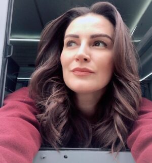 Ayça İnci Instagram - Küçük bir An ..Hep o An’da kalmak istediğiniz hiç olmadı mı ?? 
#karavangünlükleri 🙈✌🏻😉🎬🎥 @uckizkardestvdizisi @kanald @surecfilm