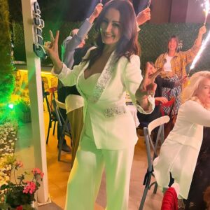Ayça İnci Instagram - Sakin,sade böyle en iyisi…Demli,dingin boş inan ki ötesi!!🤍✌🏻 @megaronhomes @aryamodacom