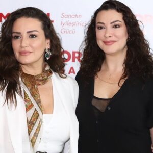 Ayça İnci Instagram - Ne güzel bir gündü prensesim 💐🌸💜
Çocukken çok kızarız kardeşimiz oldu diye özellikle de hemcinsimizse oyuncaklarınla oynar kıyafetlerini giyer eşyalarına odana  ortak olur hatta anne ve babana da bu nerden çıktı niye geldi deriz 🙈😜 Ama belli  bir yaşa gelince de ne kadar önemli oluyor kız kardeşlik!İyi ki var!! 🙏🏻 Olmayanlar hatta tek olanlar ne yapsın 🙄🙃 Bir gün gelir ki eş dost arkadaş değil en iyi arkadaşın yoldaşın dostun kardeşin olduğunu anlar insan!! Kan bağı Can bağı gibisi var mı??O yüzden sayılı gün hayat; yaşarken  kıymetini bilmeli insan! 🧿🤍✌🏻🌙💫 @aycininci