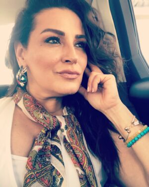 Ayça İnci Instagram - Kafamda deli sorular???? #cilvesiznormalkader 🙃😉😜🙈🙄🤪🌞💜🌻 
Ömrümün en güzel yarısı 🌙💫