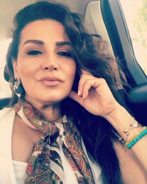 Ayça İnci Instagram - Kafamda deli sorular???? #cilvesiznormalkader 🙃😉😜🙈🙄🤪🌞💜🌻 
Ömrümün en güzel yarısı 🌙💫