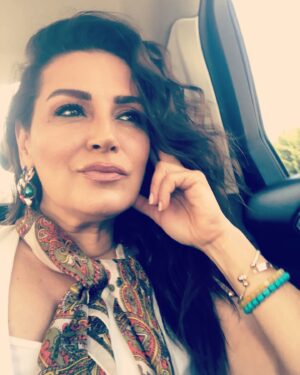 Ayça İnci Instagram - Kafamda deli sorular???? #cilvesiznormalkader 🙃😉😜🙈🙄🤪🌞💜🌻 
Ömrümün en güzel yarısı 🌙💫