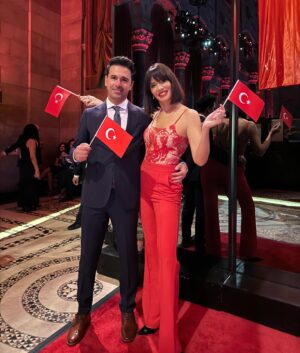 Ayça Varlıer Instagram - Cumhuriyetimizin 100. yaşını coşkuyla kutlamak için katıldığımız @tcnewyorkbk tarafından muazzam bir özenle Cipriani’de düzenlenen Cumhuriyet Bayramı Resepsiyonu'ndan unutulmaz anılar. Yaşasın Cumhuriyet! 🇹🇷✨ #CumhuriyetBayramı #100Yıl #birliktekutlama #mustafakemalatatürk
