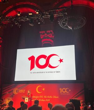 Ayça Varlıer Instagram - Cumhuriyetimizin 100. yaşını coşkuyla kutlamak için katıldığımız @tcnewyorkbk tarafından muazzam bir özenle Cipriani’de düzenlenen Cumhuriyet Bayramı Resepsiyonu'ndan unutulmaz anılar. Yaşasın Cumhuriyet! 🇹🇷✨ #CumhuriyetBayramı #100Yıl #birliktekutlama #mustafakemalatatürk