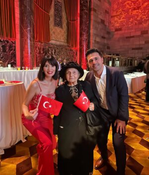Ayça Varlıer Instagram - Cumhuriyetimizin 100. yaşını coşkuyla kutlamak için katıldığımız @tcnewyorkbk tarafından muazzam bir özenle Cipriani’de düzenlenen Cumhuriyet Bayramı Resepsiyonu'ndan unutulmaz anılar. Yaşasın Cumhuriyet! 🇹🇷✨ #CumhuriyetBayramı #100Yıl #birliktekutlama #mustafakemalatatürk
