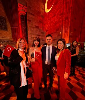 Ayça Varlıer Instagram - Cumhuriyetimizin 100. yaşını coşkuyla kutlamak için katıldığımız @tcnewyorkbk tarafından muazzam bir özenle Cipriani’de düzenlenen Cumhuriyet Bayramı Resepsiyonu'ndan unutulmaz anılar. Yaşasın Cumhuriyet! 🇹🇷✨ #CumhuriyetBayramı #100Yıl #birliktekutlama #mustafakemalatatürk