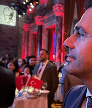 Ayça Varlıer Instagram - Cumhuriyetimizin 100. yaşını coşkuyla kutlamak için katıldığımız @tcnewyorkbk tarafından muazzam bir özenle Cipriani’de düzenlenen Cumhuriyet Bayramı Resepsiyonu'ndan unutulmaz anılar. Yaşasın Cumhuriyet! 🇹🇷✨ #CumhuriyetBayramı #100Yıl #birliktekutlama #mustafakemalatatürk