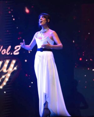 Ayça Varlıer Instagram - 2 sene sonra Türkiye’ye ilk kez gelip 19 Eylül’de @maximumuniq ‘te gerçekleşen “Broadway in Istanbul” müzikal projesinde yer aldığım için çok mutluyum💃🏻🤍 En başta olmak üzere yıllardır birlikte çalıştığımız harika kadın Nurcan Karaca’ ya @nkprojeler ve onun prodüktörülünde olan “Broadway in Istanbul Vol.2” müzikal konserimizi yöneten @ugurbaburhan ‘a, müzkal direktörümüz @serpilgunseli ‘ye, sabır taşı koreografımız @_nur.dogan_ ‘a, muhteşem kostumlerimiz için @cihan.nacar ‘a , tekrar birlikte 2 kadın sahneye çıktığım @borakozge ‘a, erkek partnerim dünya tatlısı @firatcelik’ e , sahneyi paylaştığım tüm oyuncu &şarkıcı arkadaşlarıma, büyüklerime ve küçüklerime, yeni tanıştığım çok yetenekli ensamble ve dansçı ekibine burdan bir kez daha kocaman teşekkürlerimi iletiyorum. İlerideki projelerde buluşmak ve seyircimizi hep birlikte tekrar büyülemek dileğiyle 💫 Bu harika fotoğrafları atlamadım! @verkan6520 🙏💎