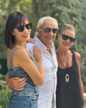 Ayça Varlıer Instagram - Happy Birthday to the world’s most handsome and awesome dad ever @oktayvarlier 🧿 We love you! Doğum günün kutlu olsun babacım❤️🤍@aslivarlierpelit @varlierduygu #babam #father