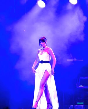 Ayça Varlıer Instagram - 2 sene sonra Türkiye’ye ilk kez gelip 19 Eylül’de @maximumuniq ‘te gerçekleşen “Broadway in Istanbul” müzikal projesinde yer aldığım için çok mutluyum💃🏻🤍 En başta olmak üzere yıllardır birlikte çalıştığımız harika kadın Nurcan Karaca’ ya @nkprojeler ve onun prodüktörülünde olan “Broadway in Istanbul Vol.2” müzikal konserimizi yöneten @ugurbaburhan ‘a, müzkal direktörümüz @serpilgunseli ‘ye, sabır taşı koreografımız @_nur.dogan_ ‘a, muhteşem kostumlerimiz için @cihan.nacar ‘a , tekrar birlikte 2 kadın sahneye çıktığım @borakozge ‘a, erkek partnerim dünya tatlısı @firatcelik’ e , sahneyi paylaştığım tüm oyuncu &şarkıcı arkadaşlarıma, büyüklerime ve küçüklerime, yeni tanıştığım çok yetenekli ensamble ve dansçı ekibine burdan bir kez daha kocaman teşekkürlerimi iletiyorum. İlerideki projelerde buluşmak ve seyircimizi hep birlikte tekrar büyülemek dileğiyle 💫 Bu harika fotoğrafları atlamadım! @verkan6520 🙏💎