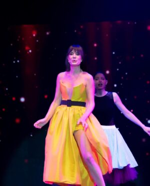 Ayça Varlıer Instagram - 2 sene sonra Türkiye’ye ilk kez gelip 19 Eylül’de @maximumuniq ‘te gerçekleşen “Broadway in Istanbul” müzikal projesinde yer aldığım için çok mutluyum💃🏻🤍 En başta olmak üzere yıllardır birlikte çalıştığımız harika kadın Nurcan Karaca’ ya @nkprojeler ve onun prodüktörülünde olan “Broadway in Istanbul Vol.2” müzikal konserimizi yöneten @ugurbaburhan ‘a, müzkal direktörümüz @serpilgunseli ‘ye, sabır taşı koreografımız @_nur.dogan_ ‘a, muhteşem kostumlerimiz için @cihan.nacar ‘a , tekrar birlikte 2 kadın sahneye çıktığım @borakozge ‘a, erkek partnerim dünya tatlısı @firatcelik’ e , sahneyi paylaştığım tüm oyuncu &şarkıcı arkadaşlarıma, büyüklerime ve küçüklerime, yeni tanıştığım çok yetenekli ensamble ve dansçı ekibine burdan bir kez daha kocaman teşekkürlerimi iletiyorum. İlerideki projelerde buluşmak ve seyircimizi hep birlikte tekrar büyülemek dileğiyle 💫 Bu harika fotoğrafları atlamadım! @verkan6520 🙏💎