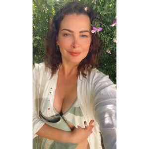 Ayçin İnci Instagram - Ben bu sıralamayı sevdim ama siz de kendi sıralamanızı söyleyebilirsiniz 🥰 En son fotoğrafta da bir süpriz konuğum var, güzeller güzeli Gofret hanım tanıştırayım 😍🤍 I love #selfie #selfies and #selfiegram