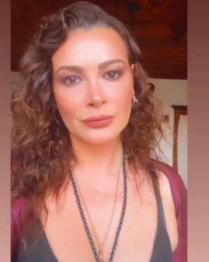 Ayçin İnci Instagram - Sırasıyla olanlardan derledim, topladım, dumpladım arkadaş… 🪬 #akyaka & #bodrum & #gümüşlük etc. #dump #dumplings #dumper 😂🤣 Bakmadan geçme, Seç Beğen Al 🥰😉😘 🧿 @ru.ceylan @sevdaayvrd ve cheers yapan güzel elleriyle @sinemayseli @tugceozr sizleri çok seviyorum ne güzel anılarımız oldu 🥰