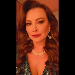 Ayçin İnci Instagram - 🌷🧿 ŞERMİN, haftaya Pazartesi akşamı izleyeceğiniz 12. Bölümde Kapadokya’ya bomba💥💣gibi düşecek! 🤩 Cemile’nin Şermin’den çekeceği var, deli deliyi görünce değneğini saklarmış 😄😂 Senaristlerimize ve yapıma teşekkür etmek istiyorum. Şermin dün güzel bir giriş yaptı ve 12. Bölümde özenle yazıldığı çok belli. 🤩 Safir’in genel hikayesini de çok ama çok beğendim 💕  @nalanmerter 👏🏻 @burcuuover 👏🏻 @safirdizisi @ntcmedyatv 💐💕 Ve çalışmalarınıza teşekkür ederim menajerim @buketkahramantm @buketkahraman ve menajerim @berkaykahraman 💫🌺🌼🌸
