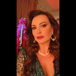 Ayçin İnci Instagram - 🌷🧿 ŞERMİN, haftaya Pazartesi akşamı izleyeceğiniz 12. Bölümde Kapadokya’ya bomba💥💣gibi düşecek! 🤩 Cemile’nin Şermin’den çekeceği var, deli deliyi görünce değneğini saklarmış 😄😂 Senaristlerimize ve yapıma teşekkür etmek istiyorum. Şermin dün güzel bir giriş yaptı ve 12. Bölümde özenle yazıldığı çok belli. 🤩 Safir’in genel hikayesini de çok ama çok beğendim 💕  @nalanmerter 👏🏻 @burcuuover 👏🏻 @safirdizisi @ntcmedyatv 💐💕 Ve çalışmalarınıza teşekkür ederim menajerim @buketkahramantm @buketkahraman ve menajerim @berkaykahraman 💫🌺🌼🌸