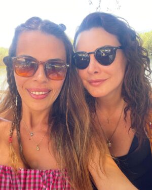 Ayçin İnci Instagram - Sırasıyla olanlardan derledim, topladım, dumpladım arkadaş… 🪬 #akyaka & #bodrum & #gümüşlük etc. #dump #dumplings #dumper 😂🤣 Bakmadan geçme, Seç Beğen Al 🥰😉😘 🧿 @ru.ceylan @sevdaayvrd ve cheers yapan güzel elleriyle @sinemayseli @tugceozr sizleri çok seviyorum ne güzel anılarımız oldu 🥰