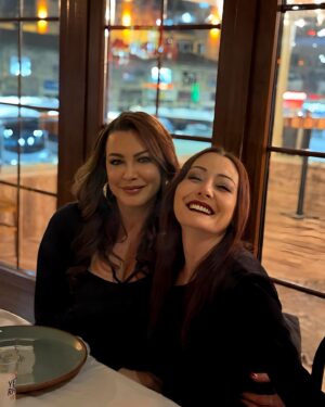 Ayçin İnci Instagram - İyi ki doğdun canımın canı, iyi ki doğdun ve iyi ki seni tanıdım biricik dostum. Hep mutlu ol, hep beraber yürüyelim biz bu yollarda 😄🥰🍀🎂🌺🤍 @nuryazarr