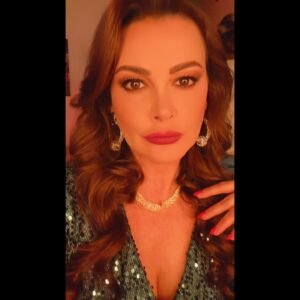 Ayçin İnci Instagram - 🌷🧿 ŞERMİN, haftaya Pazartesi akşamı izleyeceğiniz 12. Bölümde Kapadokya’ya bomba💥💣gibi düşecek! 🤩 Cemile’nin Şermin’den çekeceği var, deli deliyi görünce değneğini saklarmış 😄😂 Senaristlerimize ve yapıma teşekkür etmek istiyorum. Şermin dün güzel bir giriş yaptı ve 12. Bölümde özenle yazıldığı çok belli. 🤩 Safir’in genel hikayesini de çok ama çok beğendim 💕  @nalanmerter 👏🏻 @burcuuover 👏🏻 @safirdizisi @ntcmedyatv 💐💕 Ve çalışmalarınıza teşekkür ederim menajerim @buketkahramantm @buketkahraman ve menajerim @berkaykahraman 💫🌺🌼🌸