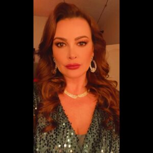 Ayçin İnci Instagram - 🌷🧿 ŞERMİN, haftaya Pazartesi akşamı izleyeceğiniz 12. Bölümde Kapadokya’ya bomba💥💣gibi düşecek! 🤩 Cemile’nin Şermin’den çekeceği var, deli deliyi görünce değneğini saklarmış 😄😂 Senaristlerimize ve yapıma teşekkür etmek istiyorum. Şermin dün güzel bir giriş yaptı ve 12. Bölümde özenle yazıldığı çok belli. 🤩 Safir’in genel hikayesini de çok ama çok beğendim 💕  @nalanmerter 👏🏻 @burcuuover 👏🏻 @safirdizisi @ntcmedyatv 💐💕 Ve çalışmalarınıza teşekkür ederim menajerim @buketkahramantm @buketkahraman ve menajerim @berkaykahraman 💫🌺🌼🌸