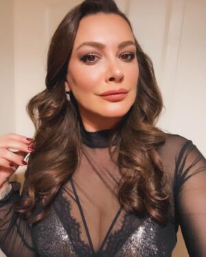 Ayçin İnci Instagram - Herkese iyi seneler. 💕 2024 dilerim ki acıların ve adaletsizliklerin son bulacağı, dünyadaki herkesin manasının önemine vararak “yurtta sulh, cihanda sulh” diyeceği bir yıl olsun. Hepinizi çok seviyorum. Yeni yıl huzur, sağlık, şans ve bereket getirsin hepimize… 💗💫🎉🙏🏻🪷