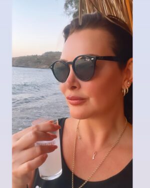 Ayçin İnci Instagram - Sırasıyla olanlardan derledim, topladım, dumpladım arkadaş… 🪬 #akyaka & #bodrum & #gümüşlük etc. #dump #dumplings #dumper 😂🤣 Bakmadan geçme, Seç Beğen Al 🥰😉😘 🧿 @ru.ceylan @sevdaayvrd ve cheers yapan güzel elleriyle @sinemayseli @tugceozr sizleri çok seviyorum ne güzel anılarımız oldu 🥰