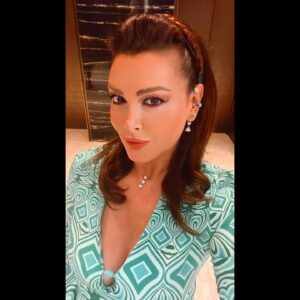 Ayçin İnci Instagram - Bence 1 🧚‍♀️🍀🌸💐 Ama 2 ve 3’e de kıyamadım. Sizce? 💞 #selfie #60s #twist 👗👛