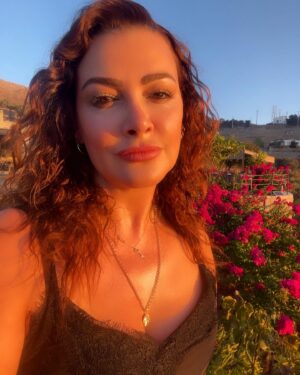 Ayçin İnci Instagram - Gün batımı ve begonviller bir de ben âsude… #sunset #selfie 🌅🌺🧡