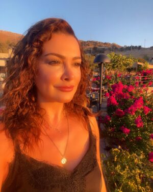 Ayçin İnci Instagram - Gün batımı ve begonviller bir de ben âsude… #sunset #selfie 🌅🌺🧡