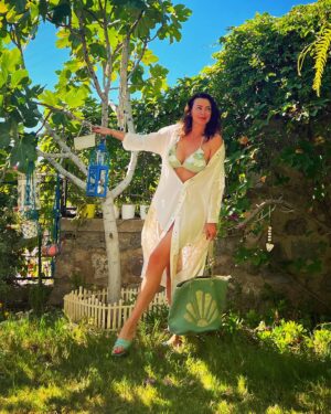 Ayçin İnci Instagram - Ben çok sevdim, siz de sevdiniz mi? 💚🍀💗 Ve tabi bu güzel fotoğraflar için teşekkür etmem gereken isim #photographer @sinemayseli 📸 🙏🏻🤍 4. Fotoğraf çok şirin, ismi “bitti mii yaşasın ben kaçıyorum” 😉😘
