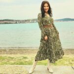 Aydan Şener Instagram - Güzel bir akşam,mutlu bir hafta diliyorum hepimize..🙋‍♀️💐🌹💕photo @makeupmeryemkalkan #ayvalik