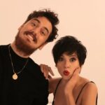 Aydilge Instagram - Evrencan ile beraber söylediğimiz harika bir şarkı geliyor yakında... Aslında gayet cool bir klip çekme niyetindeydik ama bir araya gelince çok ciddi kalamadık galiba😁 Fakat gerçekten harika bir şarkı geliyor. Özellikle siz de bizim gibi gösteriş ve kibirden, sahte insanlardan, yapay ilişkilerden bıktıysanız, bu şarkı size iyi gelecek😇 "Sahte Öpüşler " 24 Kasım 'da sizlerle #aydilge #evrencangündüz 📸 : @portrelab