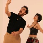 Aydilge Instagram - Evrencan ile beraber söylediğimiz harika bir şarkı geliyor yakında... Aslında gayet cool bir klip çekme niyetindeydik ama bir araya gelince çok ciddi kalamadık galiba😁 Fakat gerçekten harika bir şarkı geliyor. Özellikle siz de bizim gibi gösteriş ve kibirden, sahte insanlardan, yapay ilişkilerden bıktıysanız, bu şarkı size iyi gelecek😇 "Sahte Öpüşler " 24 Kasım 'da sizlerle #aydilge #evrencangündüz 📸 : @portrelab