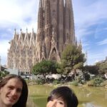 Aydilge Instagram - Barcelona'da size harika besteler yapıyorum. Gezdiğimiz her yer müzik gibi... Ama yine de ülkem canım ülkem 💝 🥰🥰 Tabi ki oy kullanmaya döneceğiz. Sonra da muhteşem konserlerde buluşacağız 😇🥰 #aydilge 1,3, 5 ve 6. fotoğraf Salvador Dali Müzesinden 2 ve 4. fotograf La Sagrada Familia @utkubarisandac
