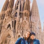 Aydilge Instagram - Barcelona'da size harika besteler yapıyorum. Gezdiğimiz her yer müzik gibi... Ama yine de ülkem canım ülkem 💝 🥰🥰 Tabi ki oy kullanmaya döneceğiz. Sonra da muhteşem konserlerde buluşacağız 😇🥰 #aydilge 1,3, 5 ve 6. fotoğraf Salvador Dali Müzesinden 2 ve 4. fotograf La Sagrada Familia @utkubarisandac